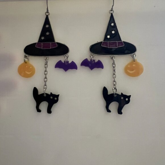 These Halloween Witch Earrings feature a spooky design with black cat, bat, and - Picture 7 of 7